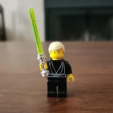LEGO Luke Skywalker Minifigure from 7104