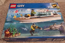 MISB Lego City 60221 Diving Yacht 148 pcs ages 5+ 2 minifigures + Shark figure
