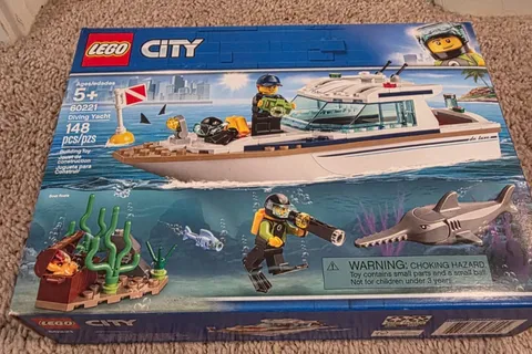 MISB Lego City 60221 Diving Yacht 148 pcs ages 5+ 2 minifigures + Shark figure