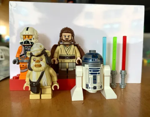 LEGO Star Wars Minifigures - Rebel Pilot, Ewok, Qui-Gon Jinn, R2D2, 3 Lightsaber