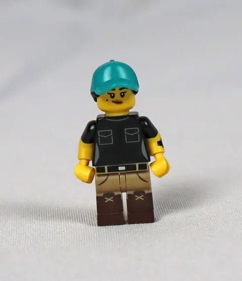 LEGO Minifigure Series 22 Birdwatcher 71032 COL394 Female Black Tan Teal