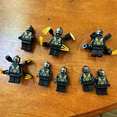 LEGO Minifigures Lot of 8 Black and Gold Claw Hands. Avengers Endgame