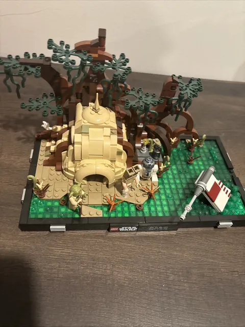 LEGO Star Wars: Dagobah Jedi Training Diorama (75330) Complete With Figs