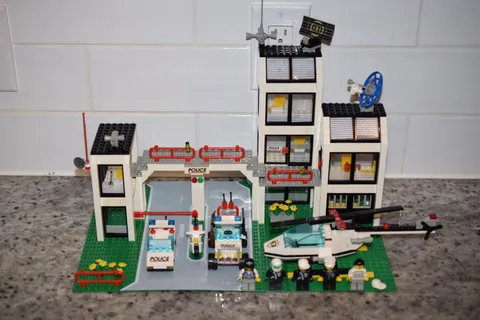 Lego 6398 Central Precinct HQ Set COMPLETE with Minifigures 1993 System Town