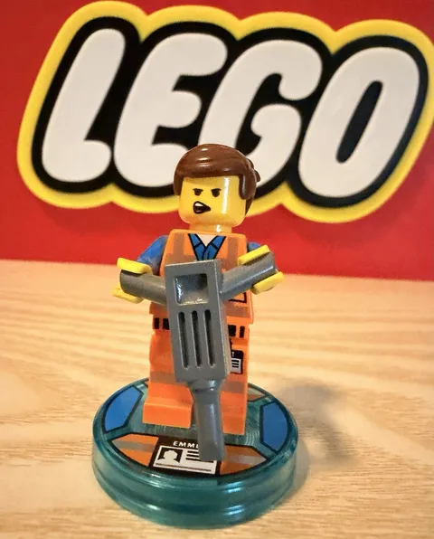 Lego Dimensions Emmet Minifigure With Disc & Accessory 