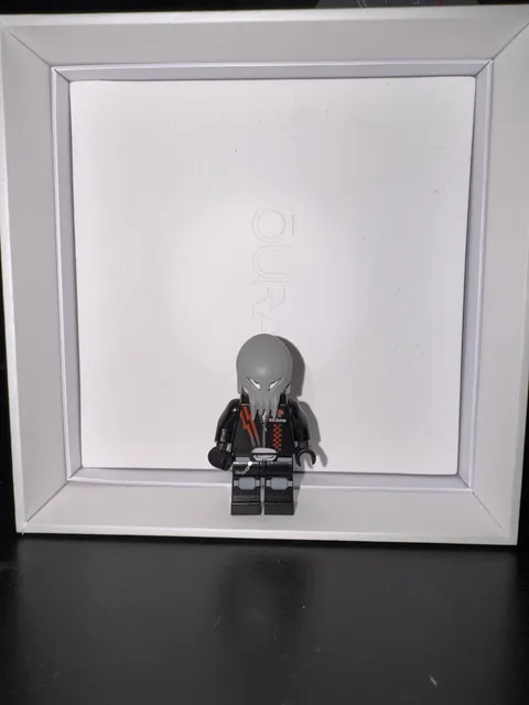 LEGO Minifigure twin from space police great condition no cracks.
