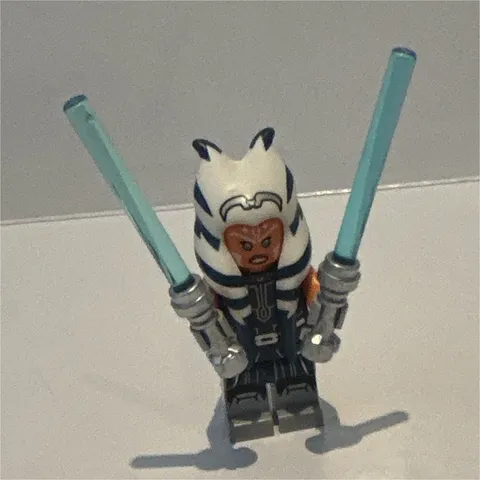 LEGO Star Wars Minifigure Ahsoka Tano w/ 2 Blue Lightsabers