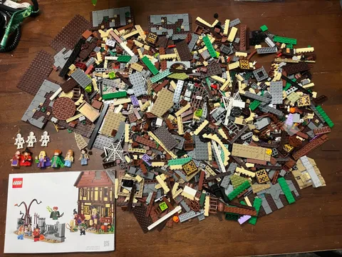 LEGO Ideas: Disney Hocus Pocus: the Sanderson Sisters' Cottage 21341 Incomplete