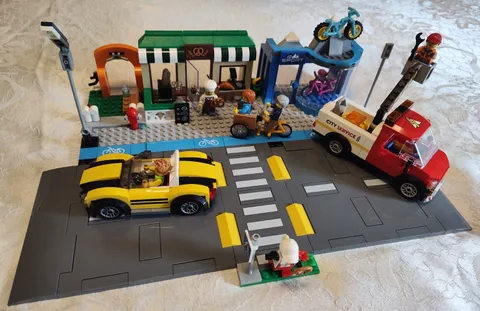 LEGO CITY 60306 Shopping Street 2021 (BAKERY, BICYCLE SHOP, GYM) Please Read