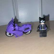 LEGO Batman Catwoman's Catcycle Catwoman Minifigure w/ Purple Catcycle 70902