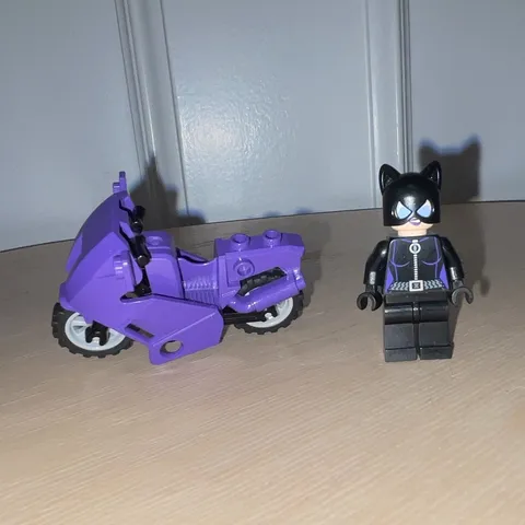 LEGO Batman Catwoman's Catcycle Catwoman Minifigure w/ Purple Catcycle 70902