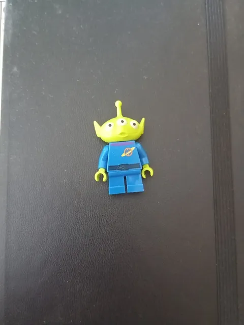 Lego Toy Story Minifigure Alien - Yellow Splotch on Face 7596!