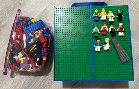 Vintage 1989 Lego Carry Case W/dividers, 10 1980s Minifigures & Bricks