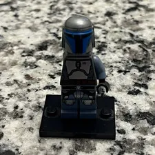LEGO Star Wars Mandalorian Minifigure w/ Blue Helmet & Black Display Base