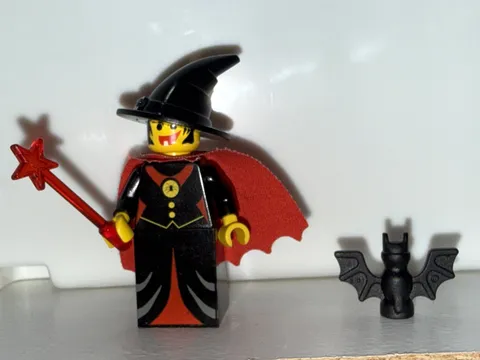 LEGO Willa the Witch Minifigure 1990s Fright Nights Series-Wand, cape, And bat