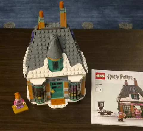 LEGO Harry Potter 76388 Hogsmeade Village- Honeydukes (READ)