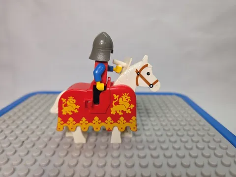 LEGO 2490 Red Horse Barding 4493 White Horse Minifig Cas120 - Vintage