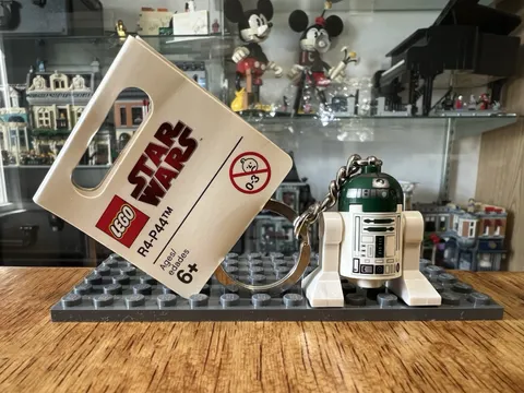 Rare Retired LEGO 852946 Star Wars R4-P44 Minifigure Droid Keychain Key Chain