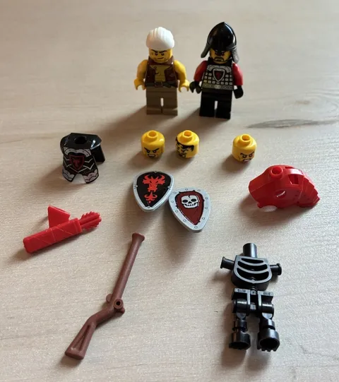 LEGO Castle + Pirate Minifigure Lot w/Parts cas525 pi158