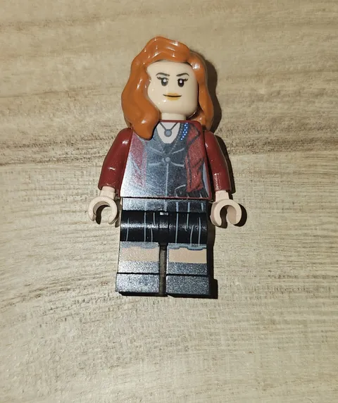 Lego Marvel Super Heroes The Scarlet Witch (Wanda Maximoff) Minifigure sh0174
