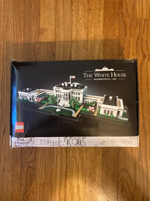 LEGO Architecture: The White House 21054 New But Damaged Box