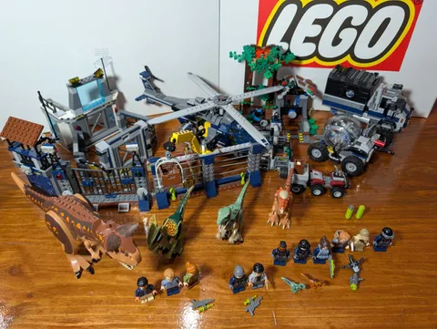 Lego Jurassic World Set Lot of 4x sets w/ 18 Minifigures 75931 75928 75929 75927