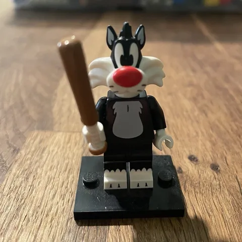 LEGO Looney Tunes Sylvester Minifigure w/ Bat & Display Base 71030 (2021)