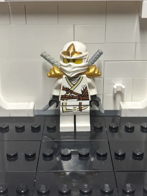 LEGO Minifigure Zane ZX njo0031 Ninjago White Ninja Gold Armor Swords