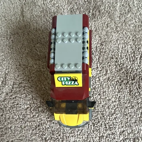 LEGO CITY Great Vehicles: Pizza Van w/ Chef Minifigure (60150) 249 pcs