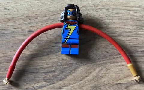 LEGO Marvel Super Heroes Ms Marvel Kamala Khan Minifigure Long Arms 76076