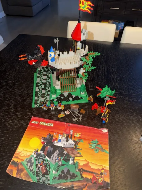 LEGO Castle: Dragon Knights: Fire Breathing Fortress 6082 (1993) Very Rare.