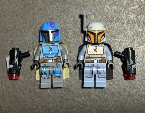 LEGO Star Wars Mandalorian Minifigure Lot of 2 w/ Capes & 2 Blasters (75267)