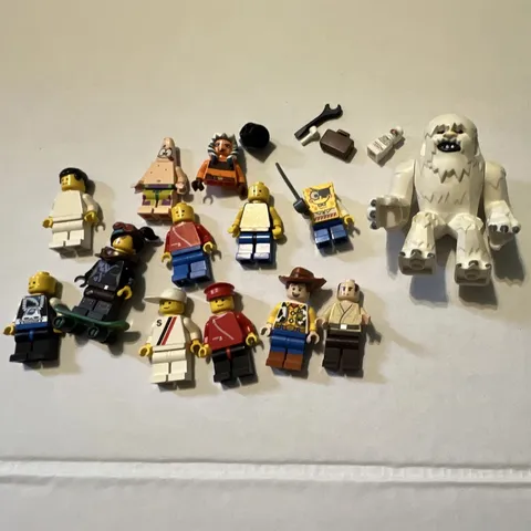 LEGO Minifigures Lot w/ random accessories 