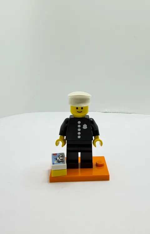 Lego Collectible Minifigures Series 18 1978 Classic Police Officer col18-8