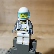 LEGO Classic Space Spaceman Minifigure White Suit Gray Arms Helmet & Visor