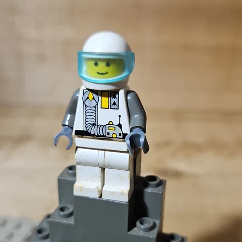 LEGO Classic Space Spaceman Minifigure White Suit Gray Arms Helmet & Visor