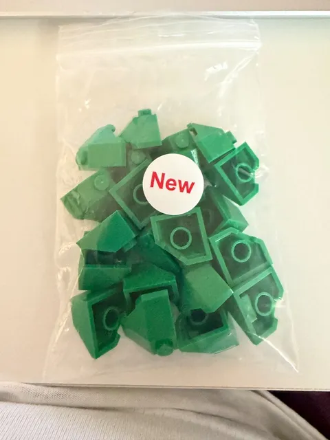 LEGO --NEW--#13548-GREEN- WEDGE 2 X 2 W/ SLOPE 45 CORNER- 20 PIECES