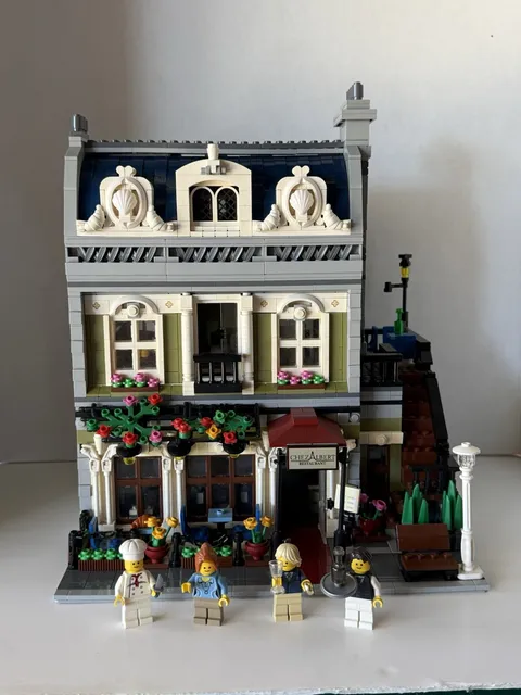 LEGO Parisian Restaurant 10243 Modular 99% build with minifigures