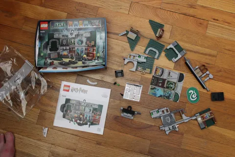 LEGO Harry Potter: Slytherin House Banner (76410) -- INCOMPLETE