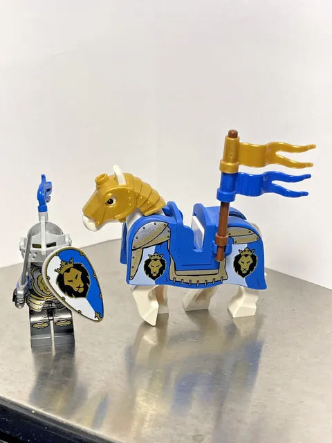LEGO minifigure CAS532 Knight with White Horse Barding 13744pb02 , 70404