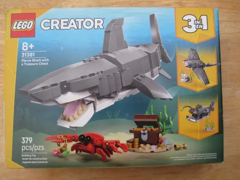 LEGO Creator 3 in 1 Fierce Shark With A Treasure Chest 31381