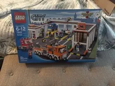 LEGO CITY: Garage (7642) (Brand New)