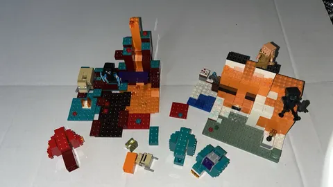 LEGOS Minecraft, Fox And Warped Mix Pieces.  Incomplete lot. Collectible
