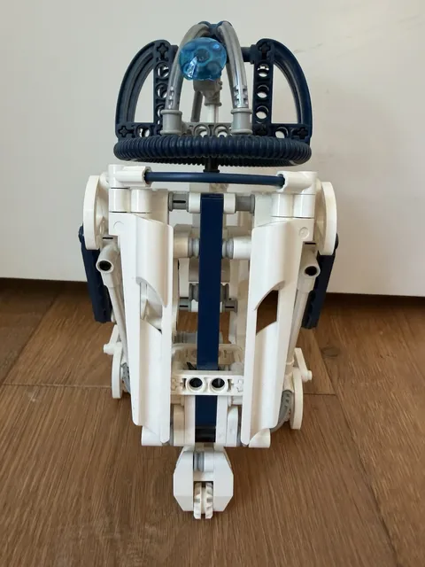 LEGO Technic Star Wars R2-D2 (8009) - Missing 1 Back Panel