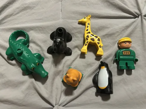 LEGO DUPLO CARETAKER FIGURE & 5 ANIMALS GIRAFFE ALLIGATOR SEAL PENGUIN LIONESS 