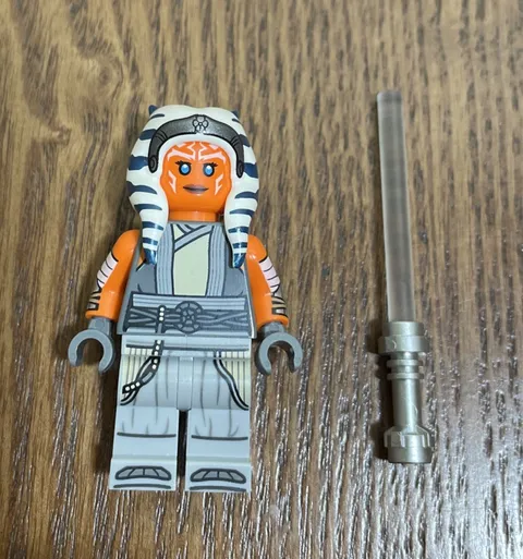 Lego Star Wars Ahsoka Tano W/ Lightsaber - Minifigure 75385