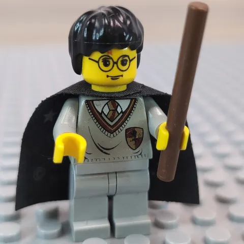 LEGO Minifigure Harry Potter w/Star Cape Yellow Version Retired With Wand 