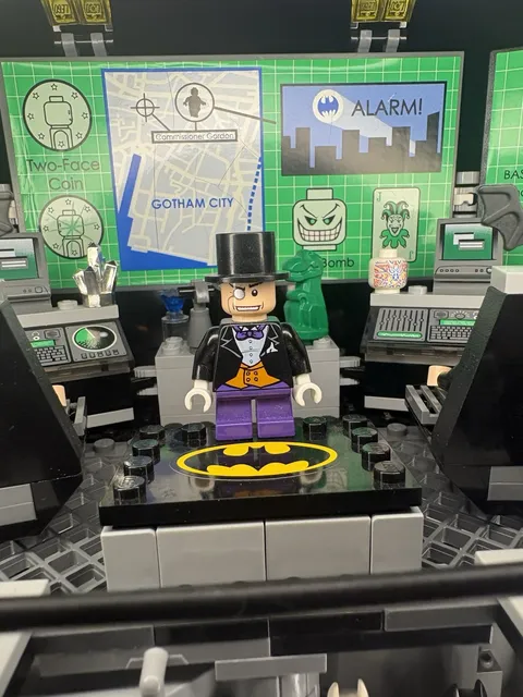 LEGO Robin Minifigure 7783 DC Batman: Batcave Penguin Freeze Invasion 2006