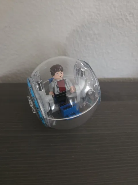 Lego JURASSIC WORLD Gyrosphere  W/Zach Mitchell Figure 100% Complete 75919