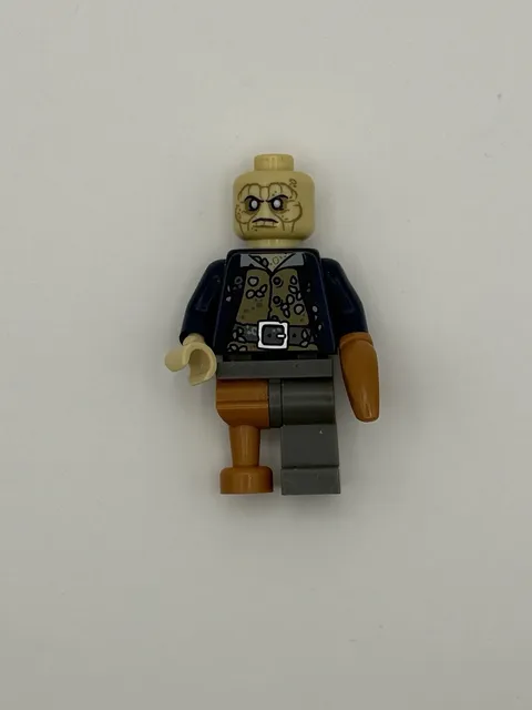 LEGO MINIFIGURE PIRATES OF THE CARIBBEAN DAVY JONES POC031 RETIRED No Hat/Beard